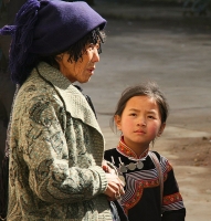 赶场的奶奶和孙女