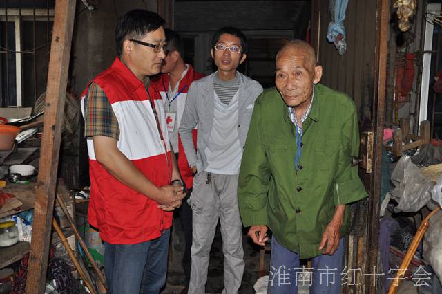 “好人”探望“好人” —— 淮南市红十字会组织优秀志愿者看望道德模范和身边好