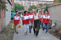 淮南市红十字志愿者中秋看望帮助老弱病贫残家庭