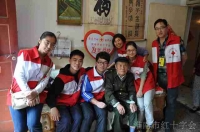 淮南市红十字会组织志愿者看望空巢老人、爱心老人