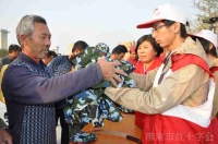 4000件爱心衣送到工地农民工拍手欢迎  —— 淮南市红十字会向淮南东站工地转赠军训服