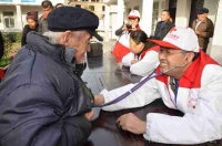 淮南市红十字会组织组织志愿者为孤寡老人送温暖送健康