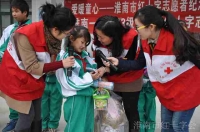 淮南市红十字志愿者温情欢乐送给留守儿童