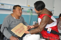谢傻子，我们没有忘记过您 —— 淮南市红十字会看望病中“义丐”谢傻子
