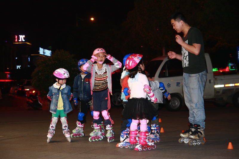 合肥街头的幼儿轮滑培训班