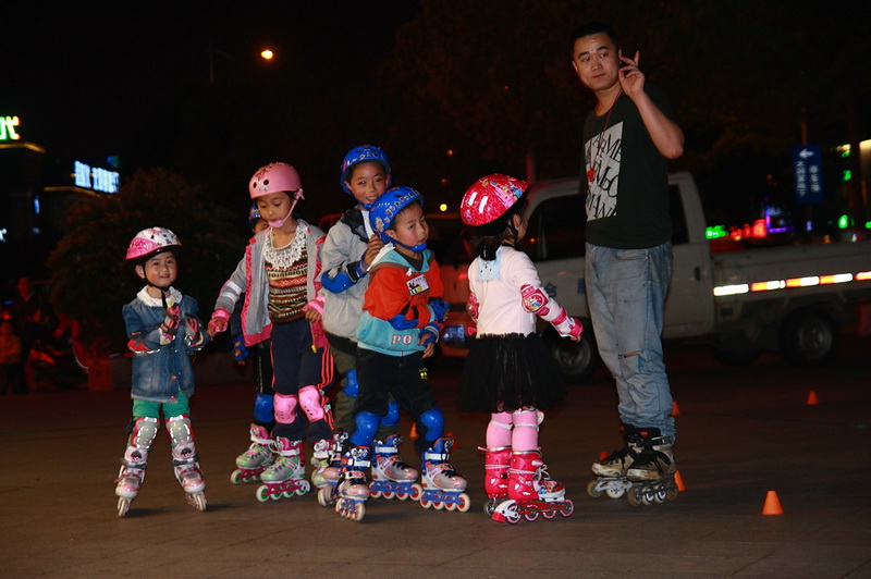 合肥街头的幼儿轮滑培训班