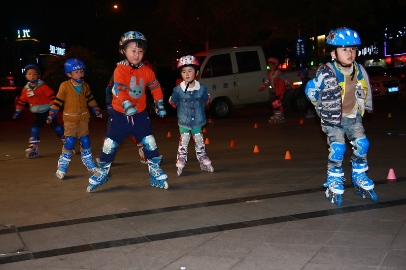 合肥街头的幼儿轮滑培训班