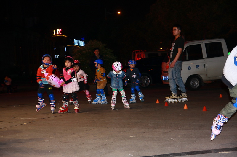 合肥街头的幼儿轮滑培训班