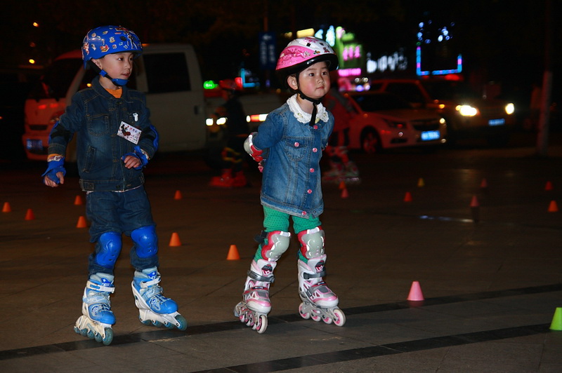 合肥街头的幼儿轮滑培训班