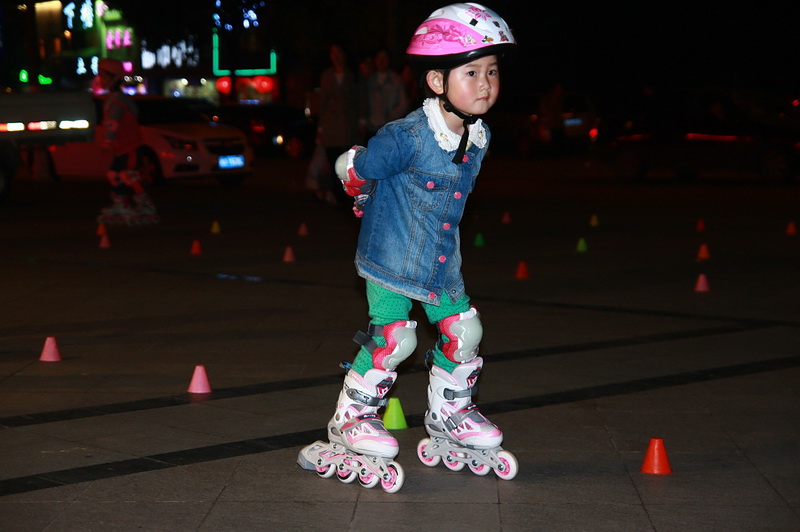 合肥街头的幼儿轮滑培训班