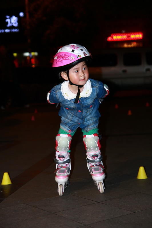 合肥街头的幼儿轮滑培训班