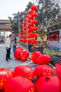 大红灯笼挂起来！