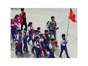 一群春游在路上的孩子们